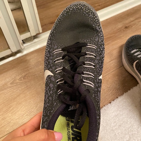 Nike shoes - Picture 2 of 5